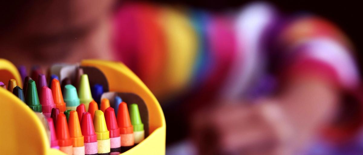 kid-coloring-crayons