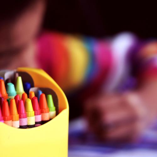 kid-coloring-crayons